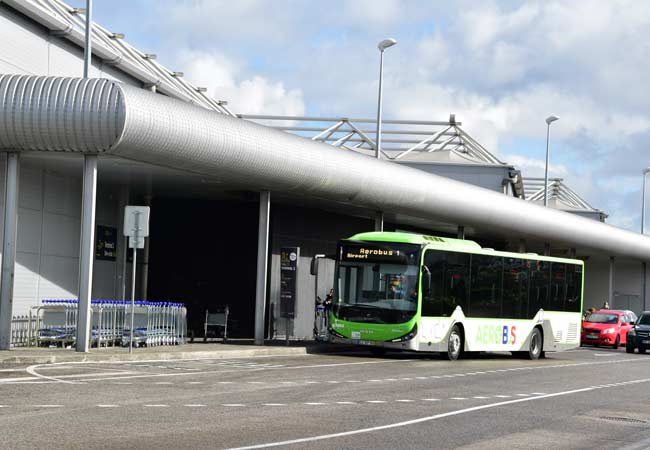 Aerobus przed budynkiem Terminalu 2