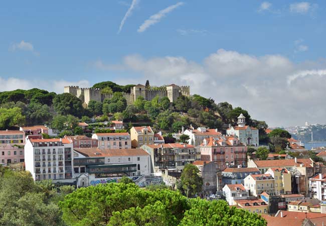 Lissabon erstreckt sich über sieben steile Hügel
