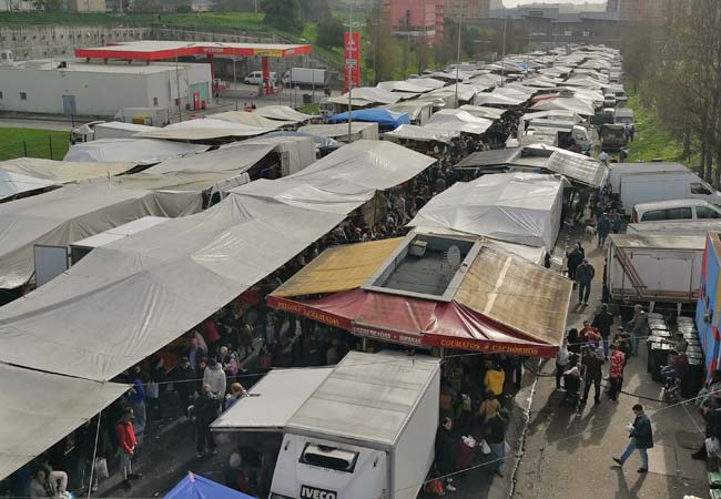 Feira do Relogio market stalls
