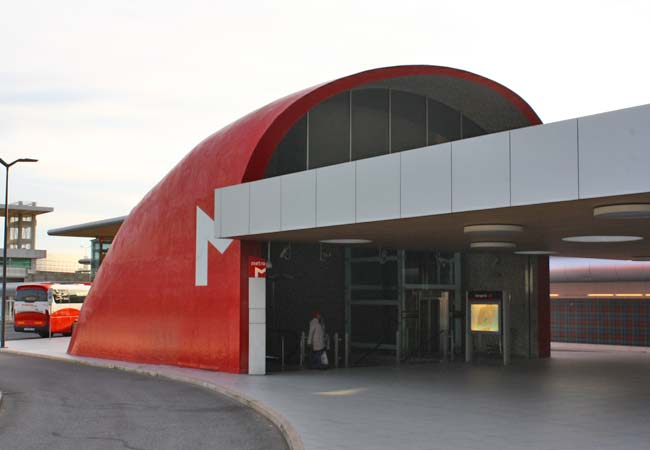 entrada del metro en el aeropuerto de Lisboa