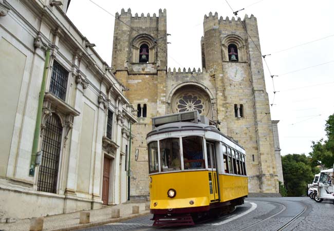 E12 tram cathedral lisbon