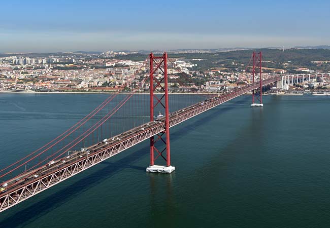 Die Hängebrücke Ponte 25 de Abril, Lissabon