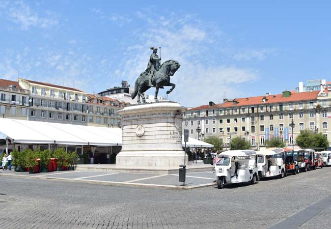 tuk-tuks waiting in the Praça da Figueira