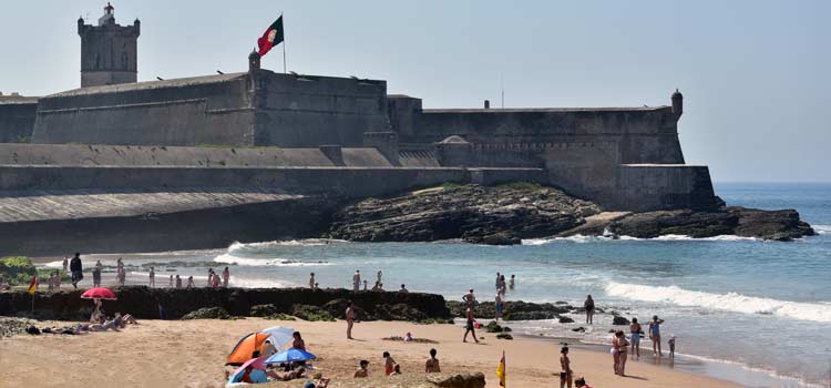 Praia da Torre con il Forte São Julião da Barra sullo sfondo