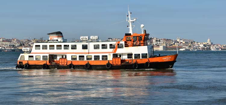 O ferry para Cacilhas, a partir de Lisboa