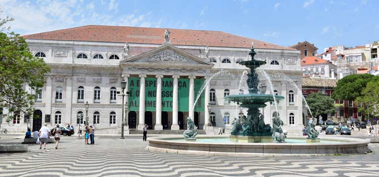 La magnifica Praça do Rossio nel quartiere Baixa  