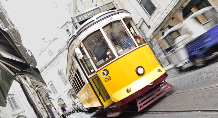 Tramwaj nr 28 przejeżdżający przez ulice Lizbony